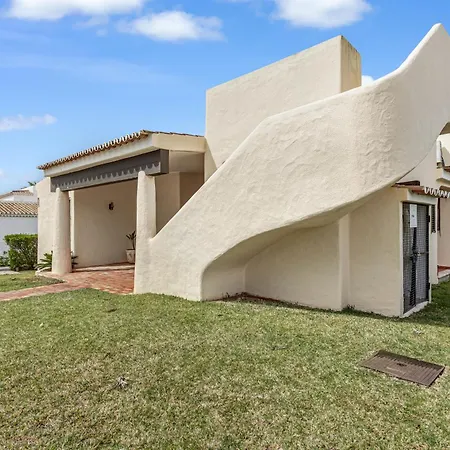 With Golf Course View And Private Pool Сasa de vacaciones *